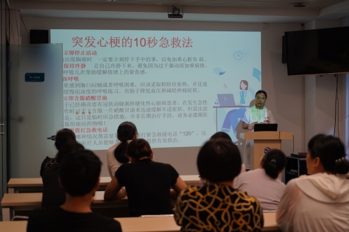 河南分公司邀請健康專家舉辦“心腦血管疾病防治與健康管理”講座，醫(yī)生深入淺出地講解了夏季血壓、血糖、血脂波動的風險因素及科學管理策略，指導老年人日常飲食調(diào)節(jié)、適度運動安排和規(guī)律作息的重要性，為居民筑起健康防線。